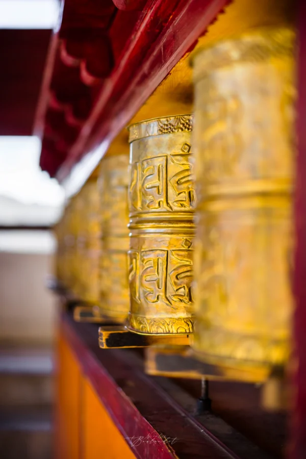 Moulins à prière dorés dans un monastère du Ladakh