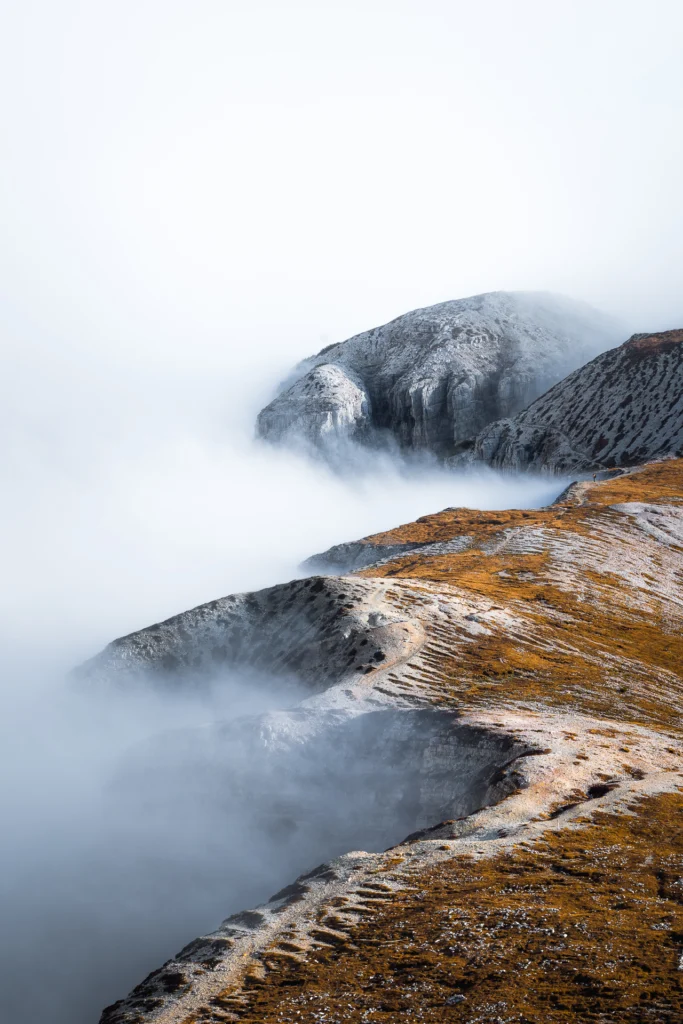 Mer de nuage dans les montagnes des Dolomites