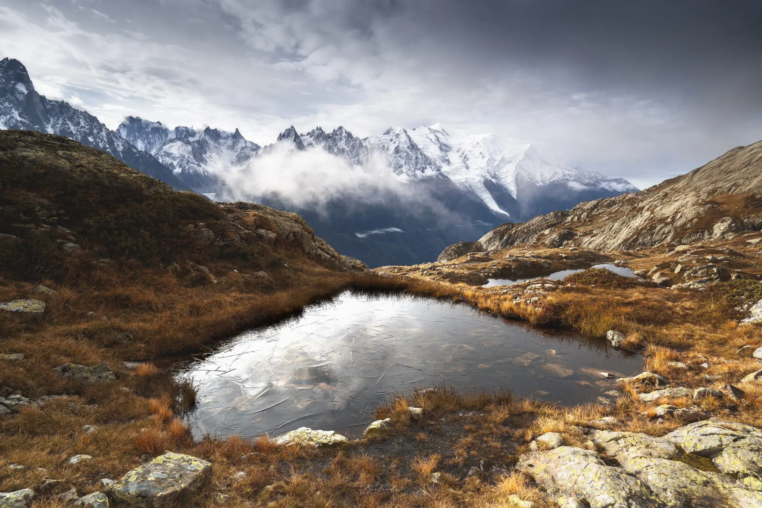Le lac des Chesery gelé face au massif du Mont Blanc