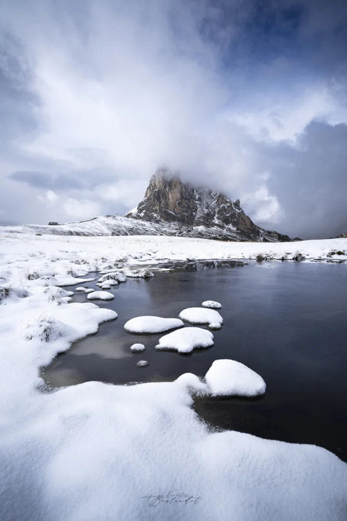 Passo Giau sous la neige Lac gelé au Passo Giau sous la neige en hiver dans les Dolomites
