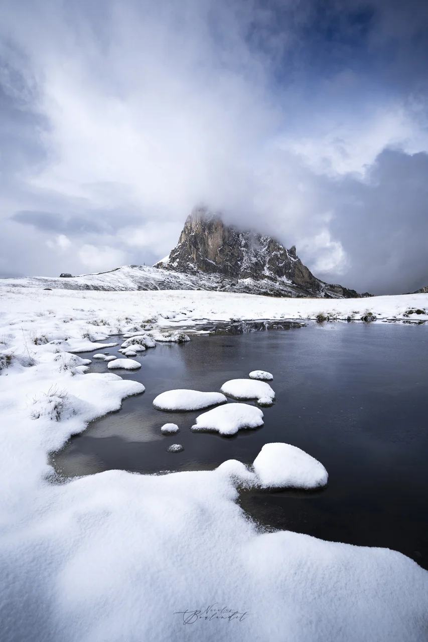 Passo Giau sous la neige Lac gelé au Passo Giau sous la neige en hiver dans les Dolomites