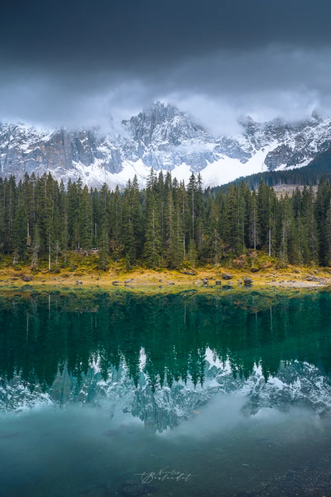 Lago di Carezza – Dolomites Italie reflet dans montagnes dans le Lago di Carezza - Dolomites Italie