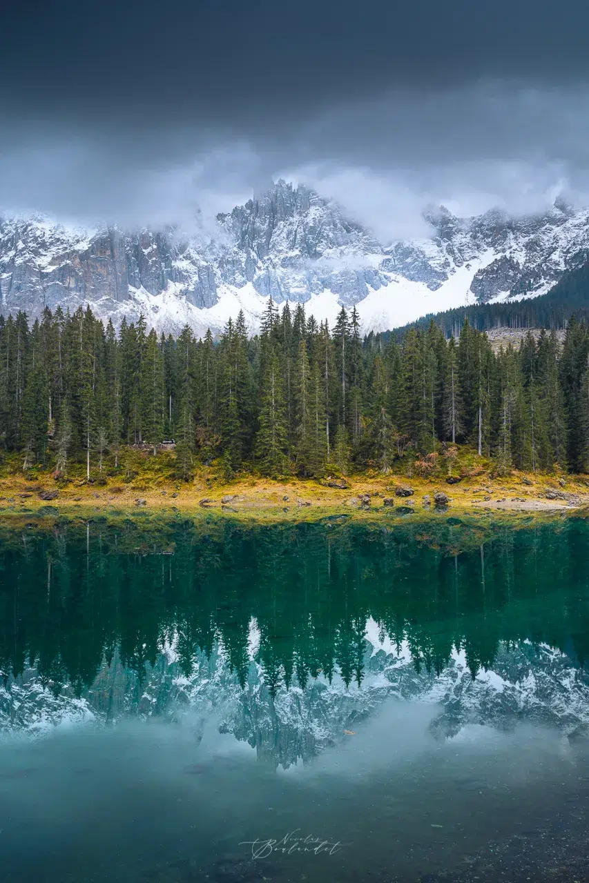 reflet dans montagnes dans le Lago di Carezza - Dolomites Italie