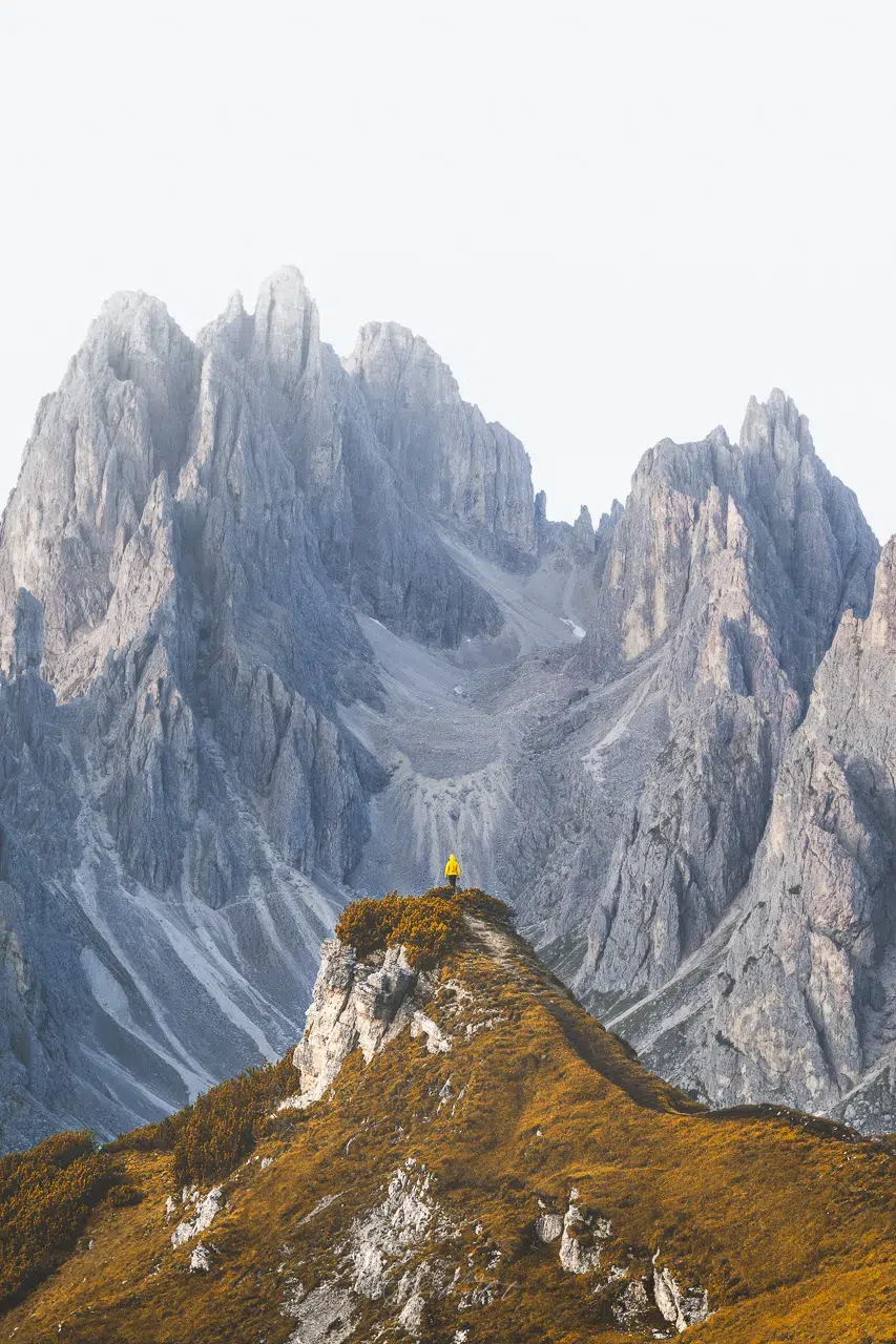 Randonneur face aux montagnes de Cadini Dolomites