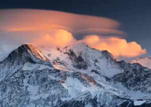 Nuages lenticulaires sur le Mont Blanc au coucher du soleil