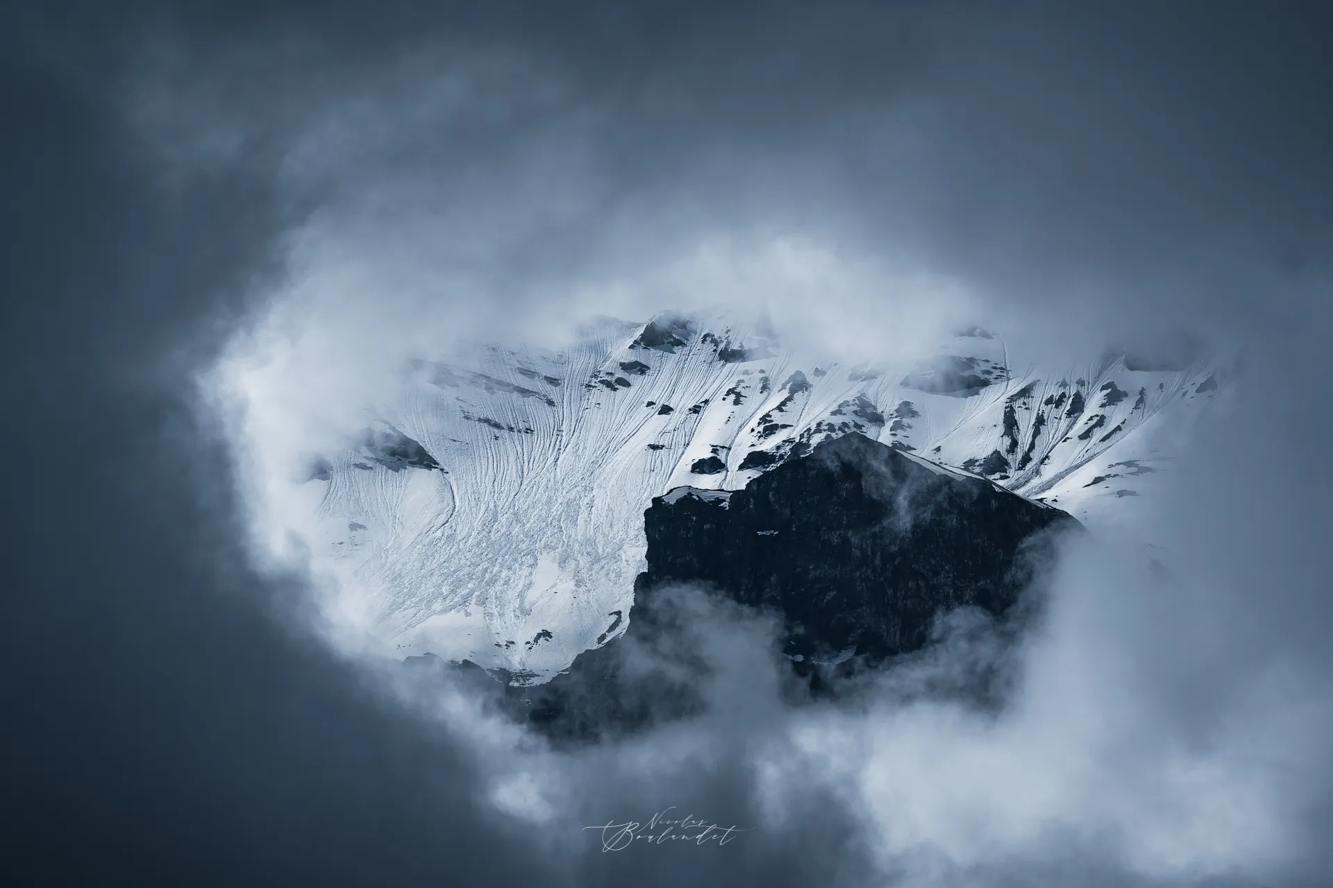 Percée de lumière dans les montagnes