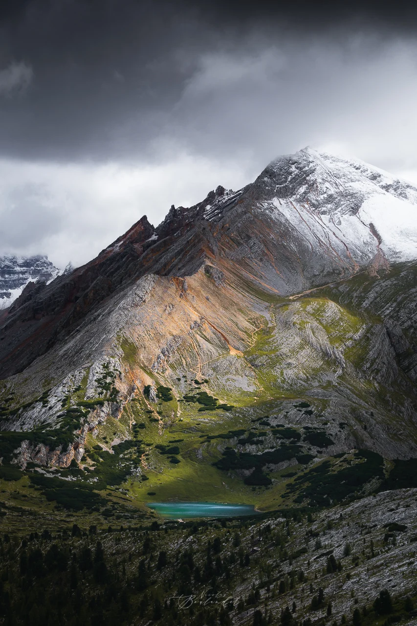 Paysage du parc Fanes dans les Dolomites aux premières Neiges