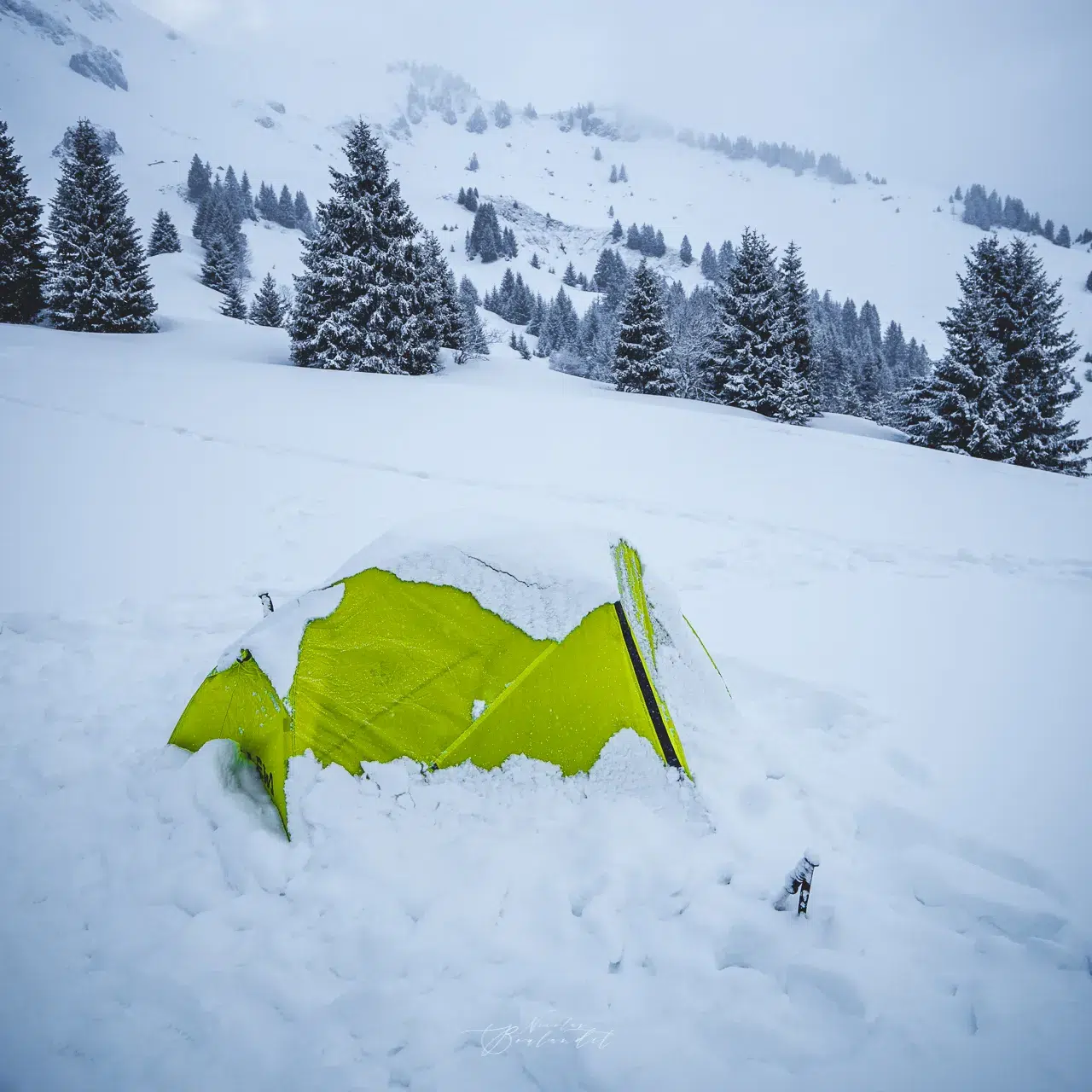 bivouac dans la montagne et la neige