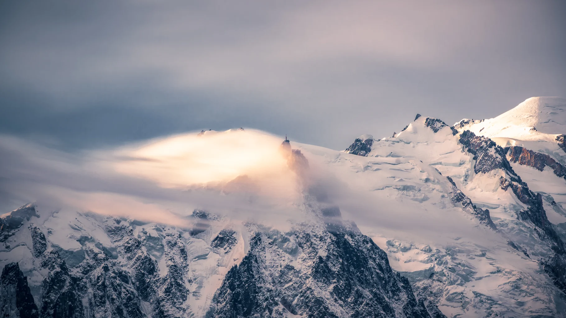 Aiguille du midi brume L'aiguille du midi et mont blanc dans la brume