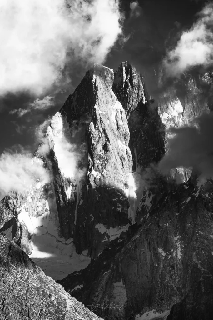 Les Grandes Jorasses. photo noir et blanc dans le massif du mont blanc