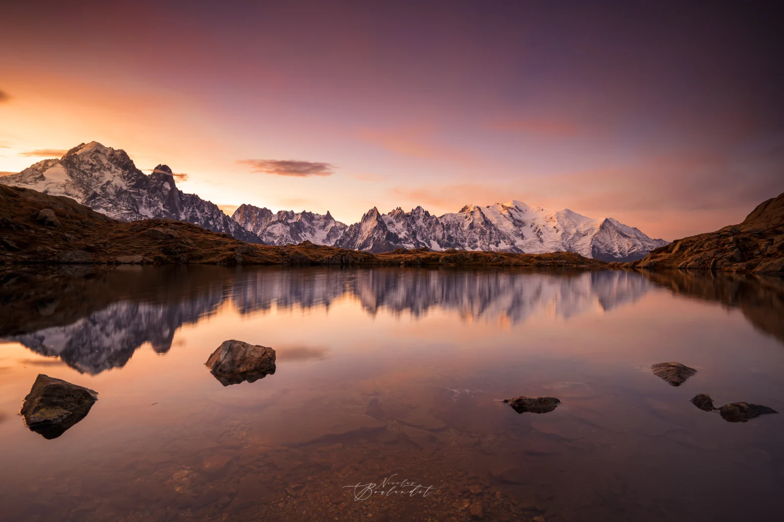 Paysage de la chaine de montagne du Mont Blanc vue depuis un lac des chesery