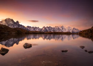 Paysage de la chaine de montagne du Mont Blanc vue depuis un lac des chesery