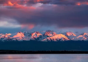 Coucher de soleil sur le lac Issyk-Kul