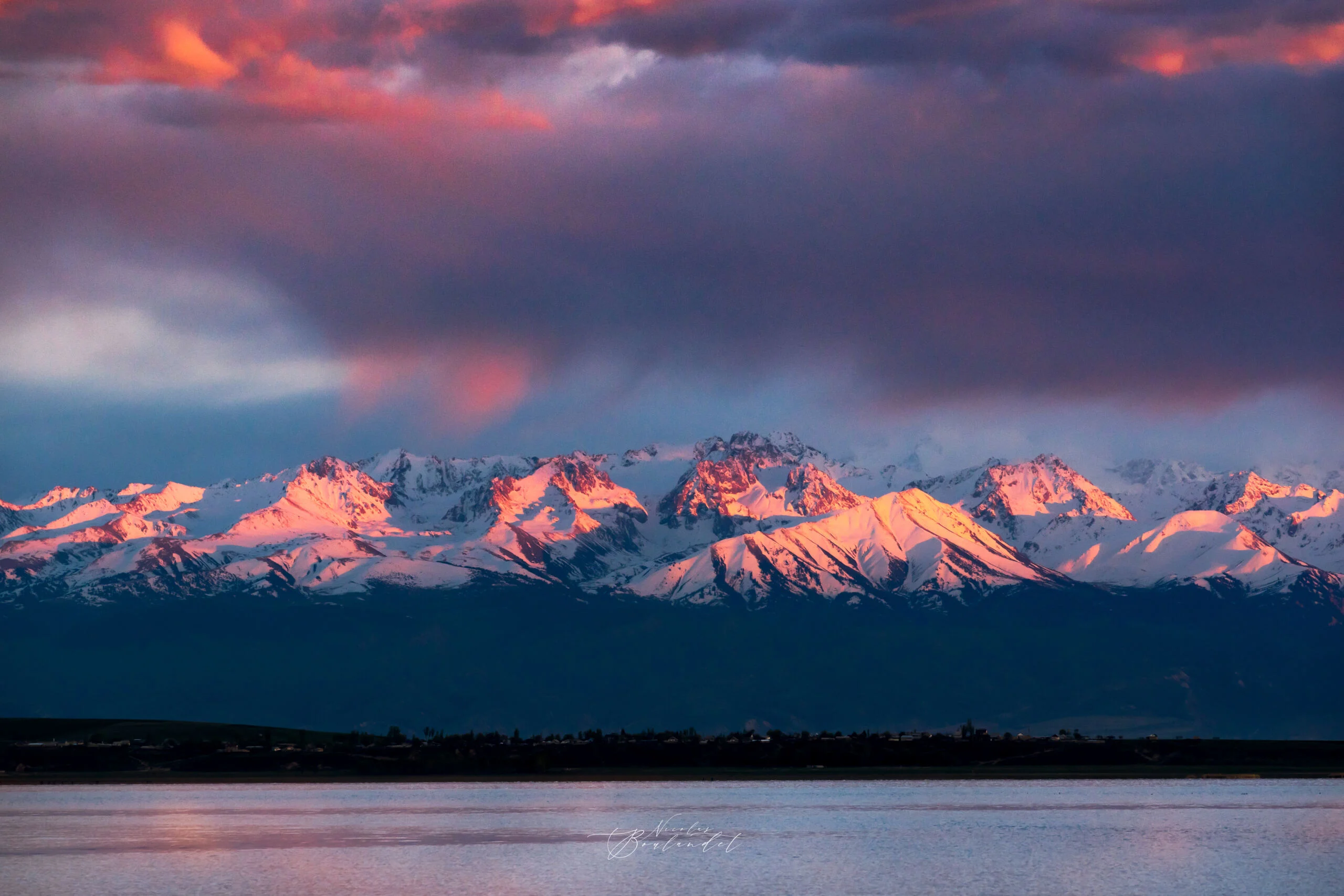 Coucher de soleil sur le lac Issyk-Kul