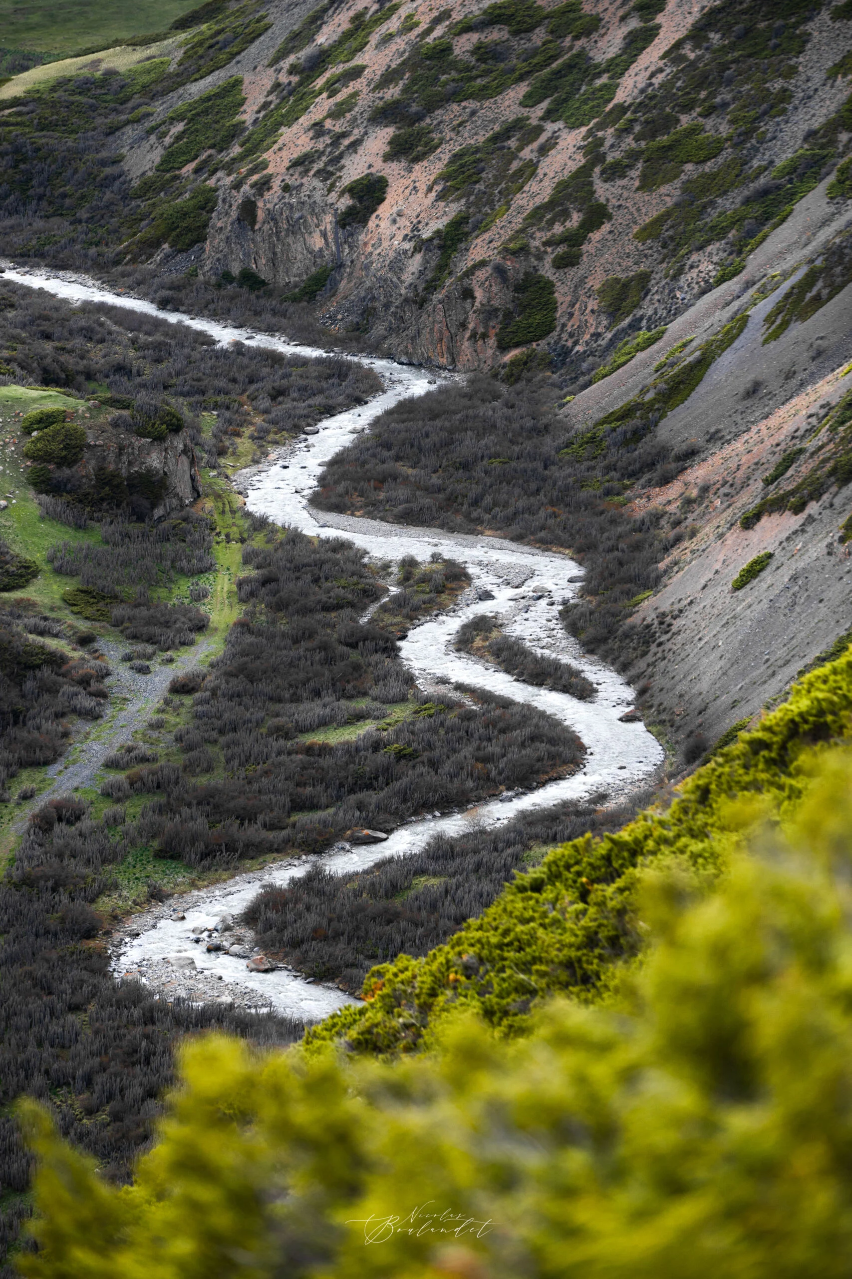 Méandre dans les montagnes Kirghizes