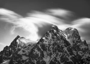 Le Mont Pelvoux massif des écrins photo noir et blanc en hiver