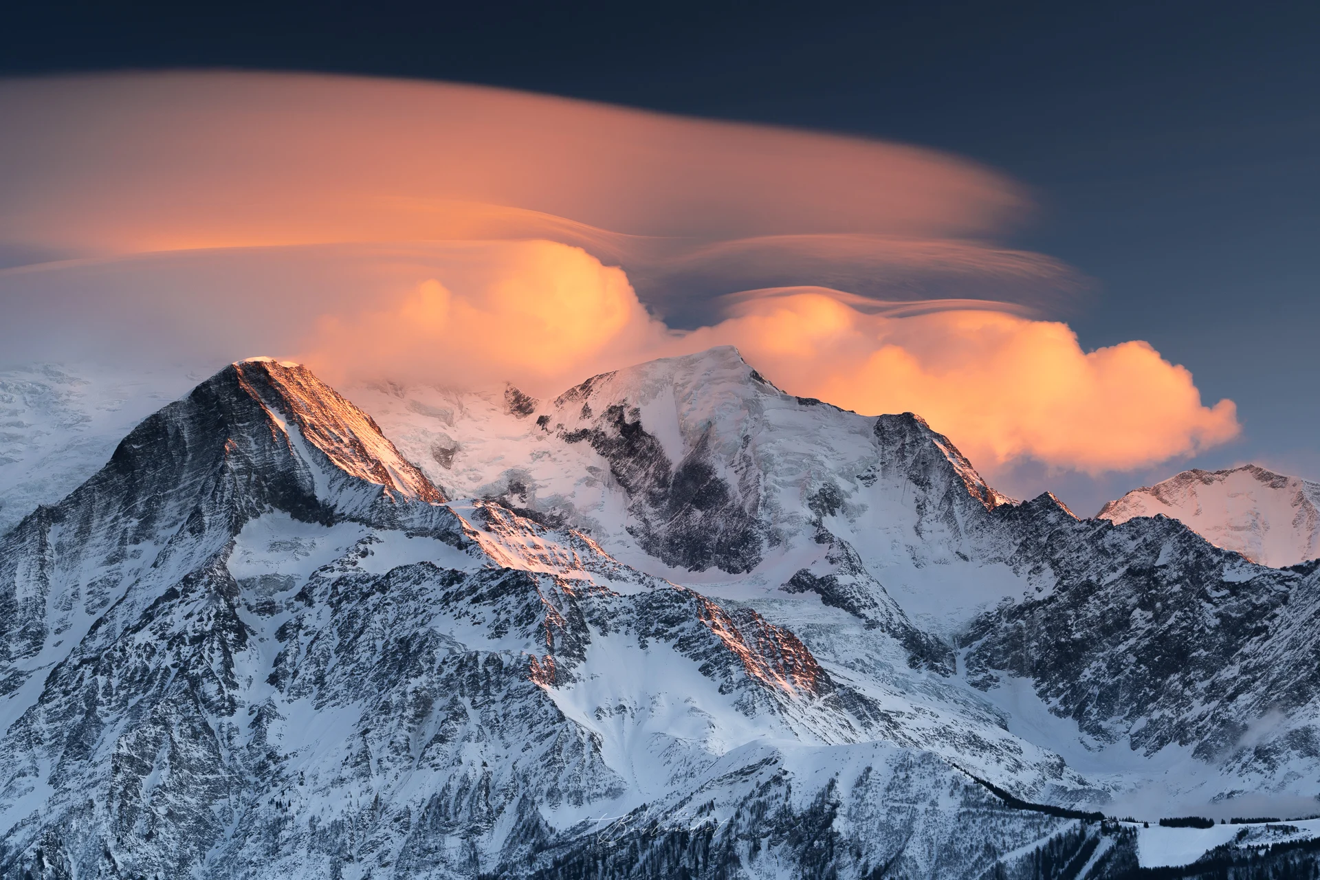 Nuages lenticulaires sur le Mont Blanc Nuages lenticulaires sur le Mont Blanc au coucher du soleil
